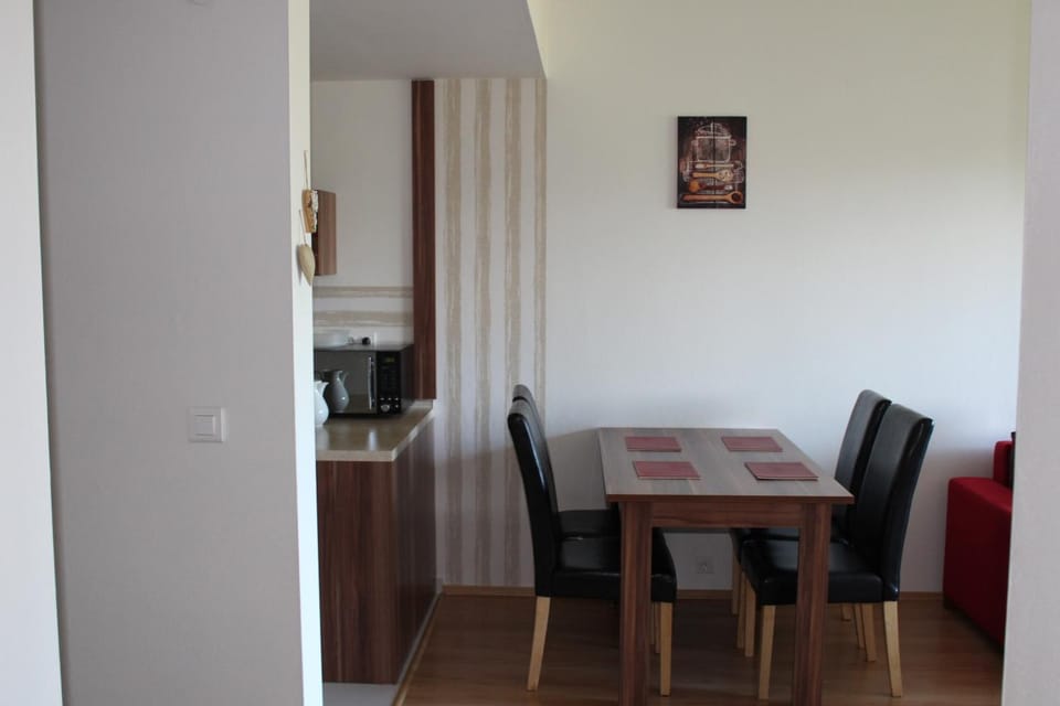 Bed, Food close-up, Coffee/tea facilities, Kitchen or kitchenette, Living room, Seating area, Dining area, Communal kitchen, Breakfast, Lunch, Dinner, Drinks, Time of day, dishwasher, minibar, pet friendly, kitchen