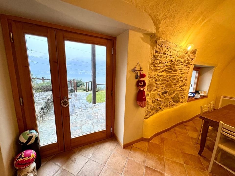 Cottage by the pool with stunning lake view Apartment in Bellano