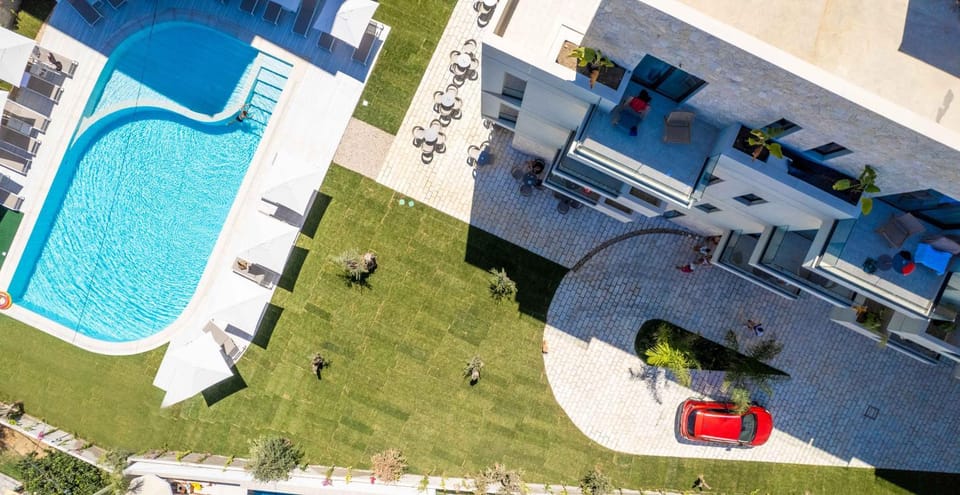 Property building, Day, Garden, Pool view, Swimming pool