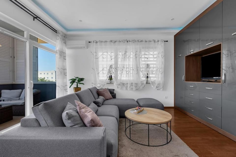 TV and multimedia, Living room, Seating area, Evening entertainment