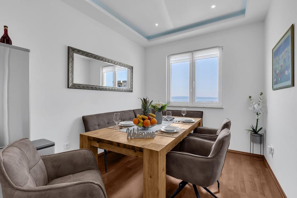 Seating area, Dining area
