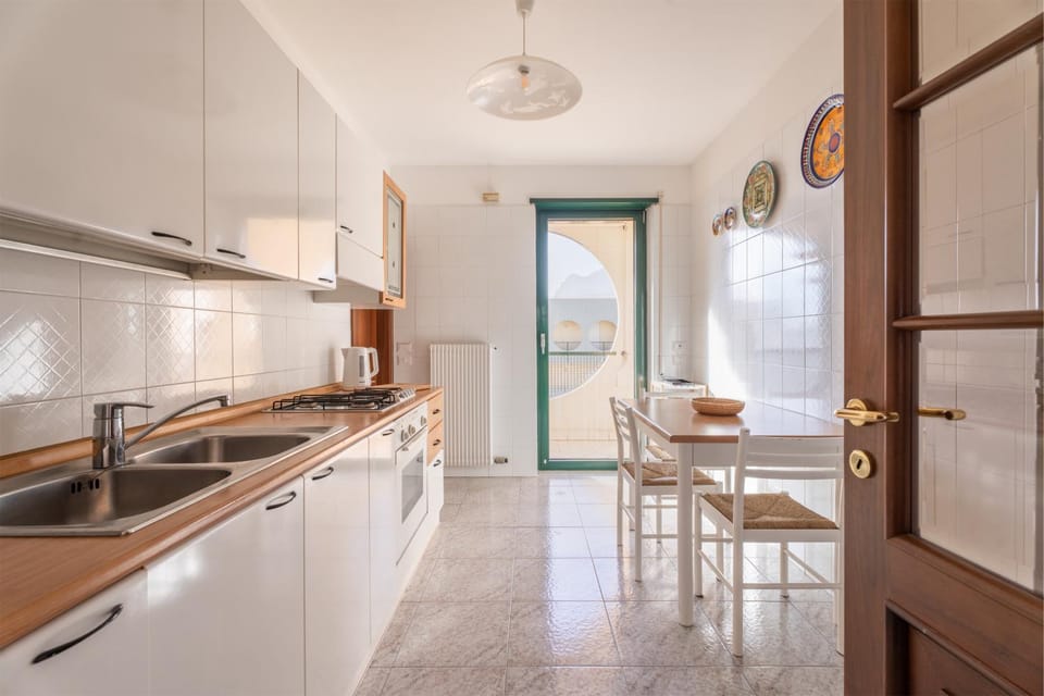 Kitchen or kitchenette, Dining area, oven, stove