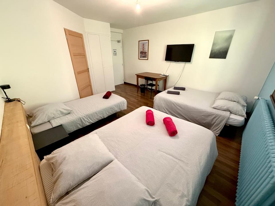 Bed, TV and multimedia, Photo of the whole room, Bedroom, towels