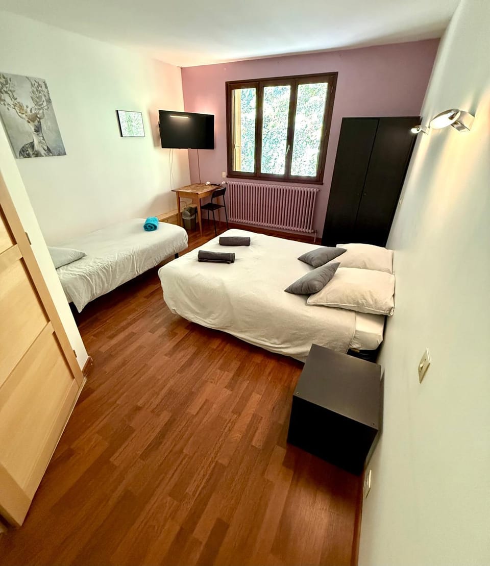 Bed, TV and multimedia, Photo of the whole room, Seating area, Bedroom