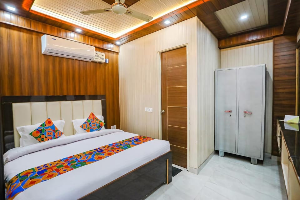 Property building, Bed, Bedroom