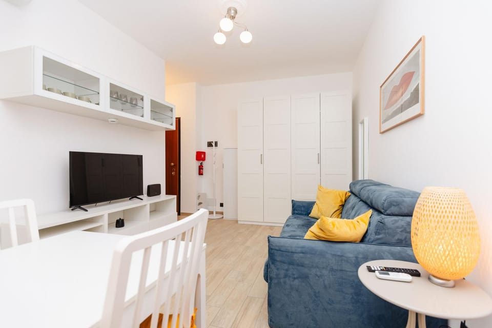 Communal lounge/ TV room, TV and multimedia, Living room, Seating area, Dining area, Evening entertainment