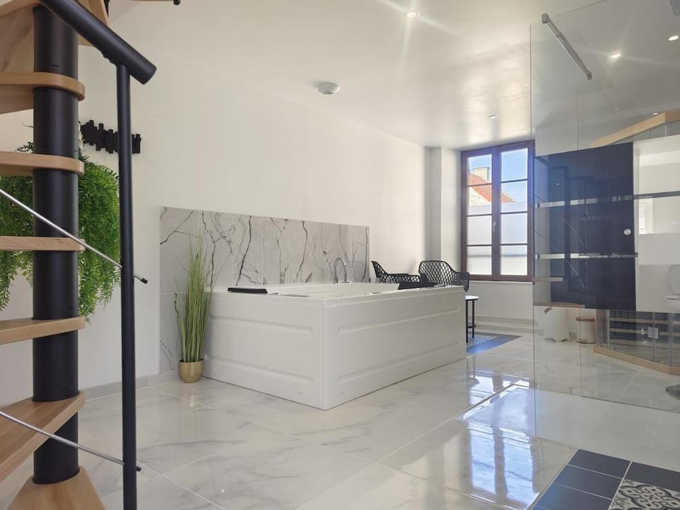 Le Triplex Romantique Balneo duo et Sauna House in Normandy