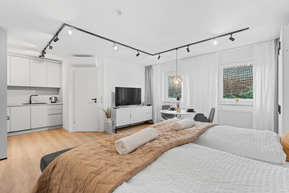Bed, TV and multimedia, Kitchen or kitchenette, Living room, Photo of the whole room, Seating area, Bedroom