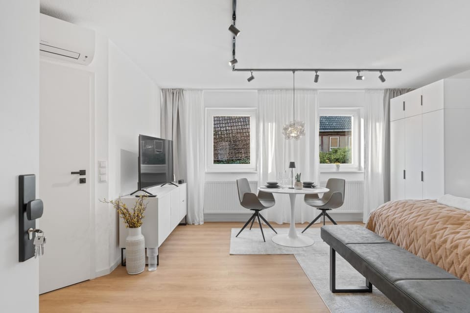 Bed, TV and multimedia, Living room, Photo of the whole room, Seating area, Dining area, Bedroom, air conditioner