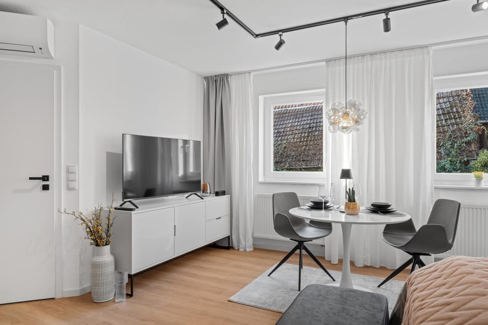 TV and multimedia, Living room, Seating area, Dining area, air conditioner