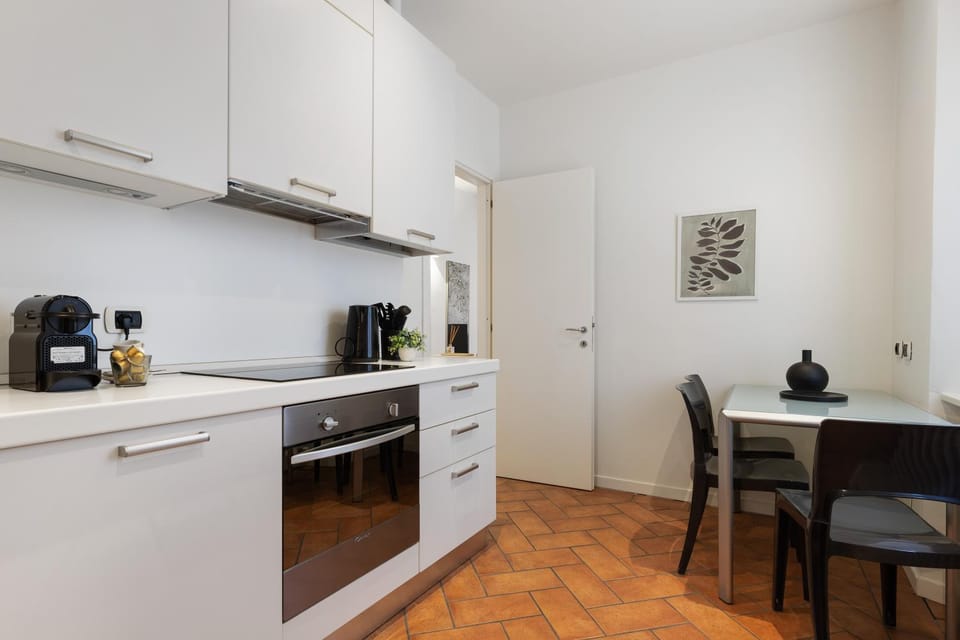 Coffee/tea facilities, Kitchen or kitchenette, Dining area, oven, stove