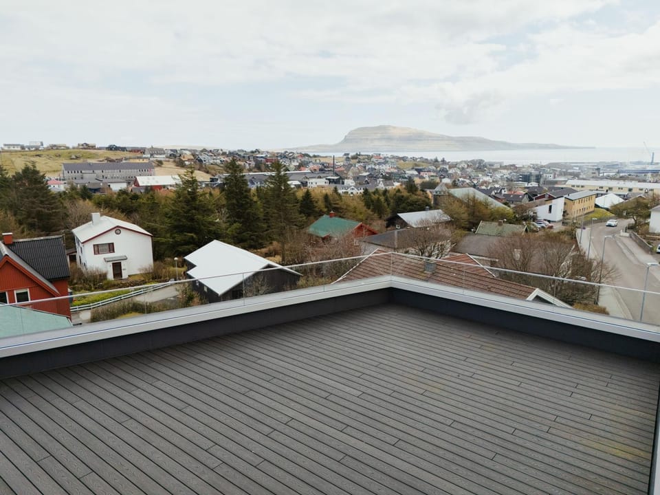 Property building, View (from property/room), Balcony/Terrace, City view, Sea view