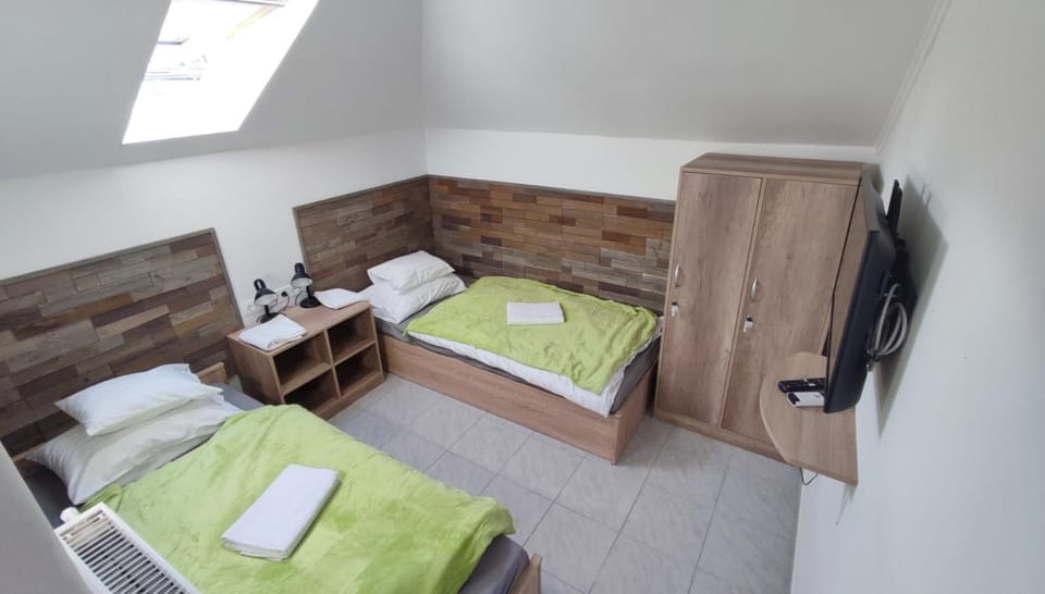 Bed, TV and multimedia, Photo of the whole room, Bedroom, towels