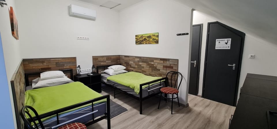 Bed, TV and multimedia, Photo of the whole room, Bedroom, wardrobe, air conditioner