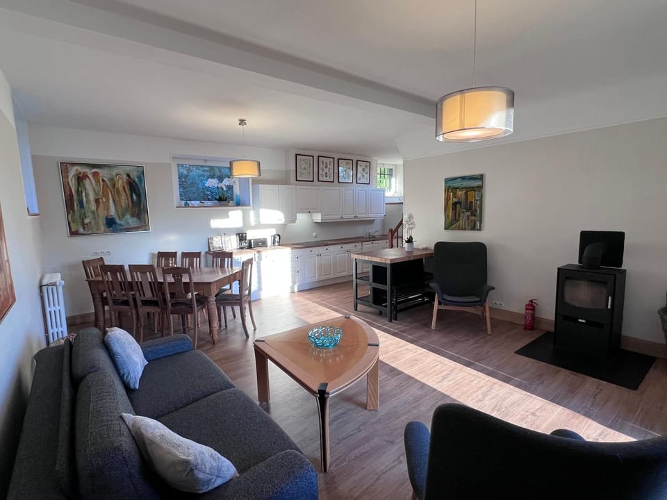 Kitchen or kitchenette, Living room, Seating area, Dining area