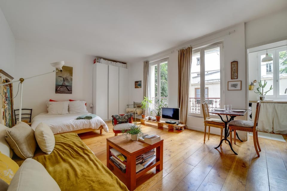 Bed, Living room, Photo of the whole room, Seating area, Dining area, Bedroom