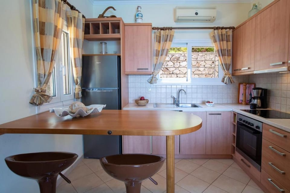 Kitchen or kitchenette, Dining area, dishwasher, minibar, oven, stove, toaster