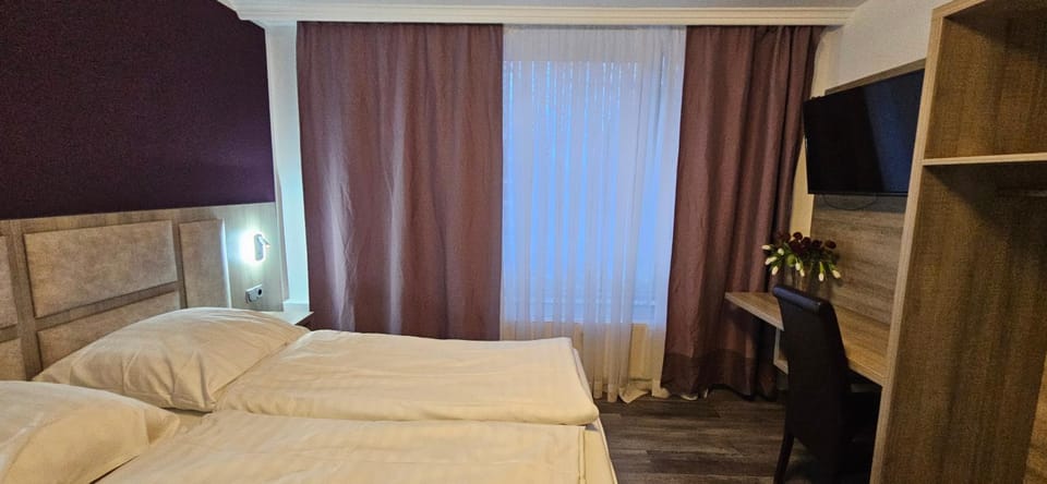 Bed, TV and multimedia, Bedroom
