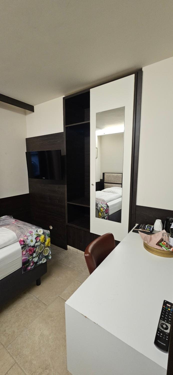 Bed, TV and multimedia, Photo of the whole room, Bedroom, wardrobe