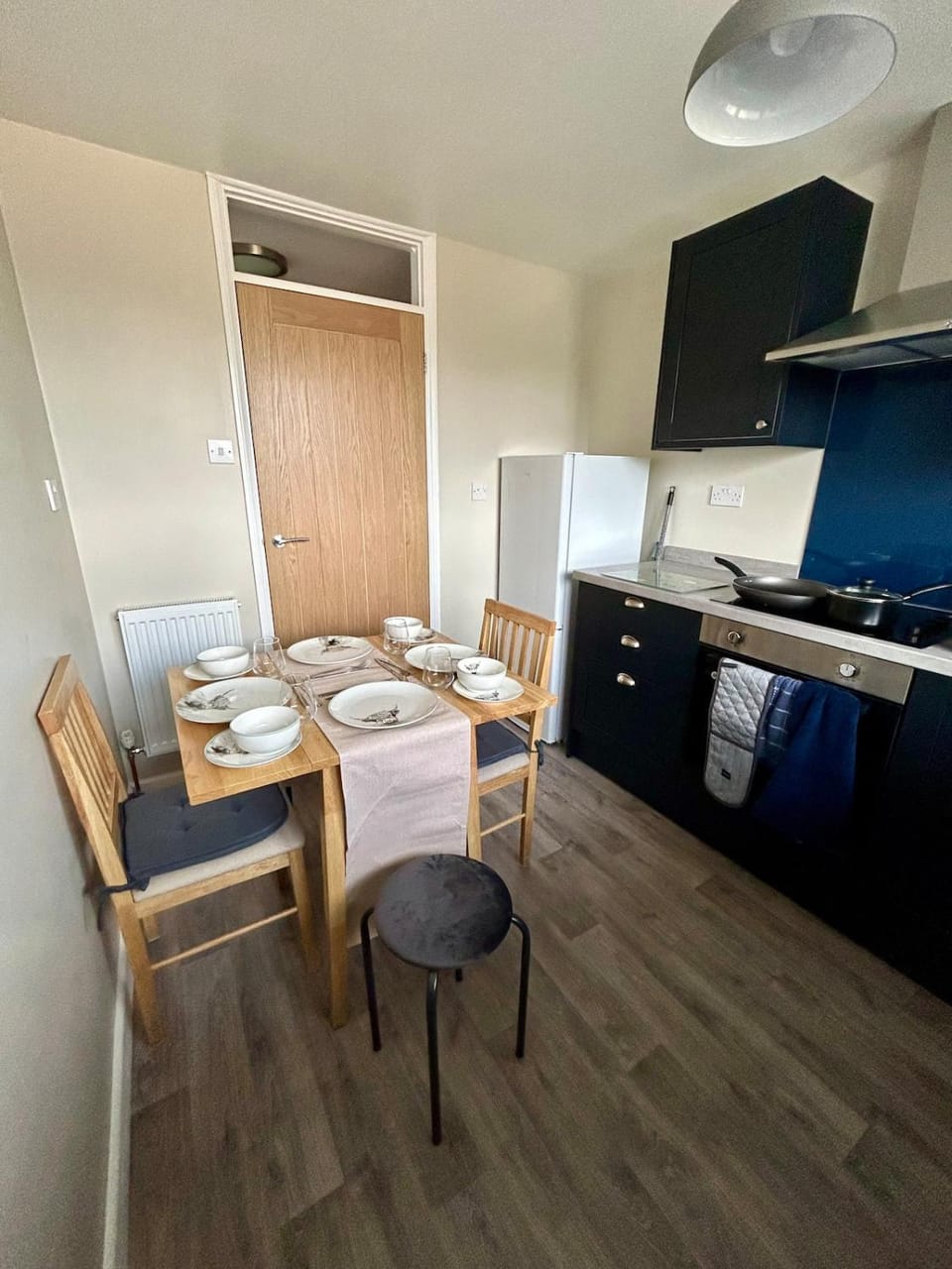 Kitchen or kitchenette, Photo of the whole room, Seating area, Dining area, oven, stove