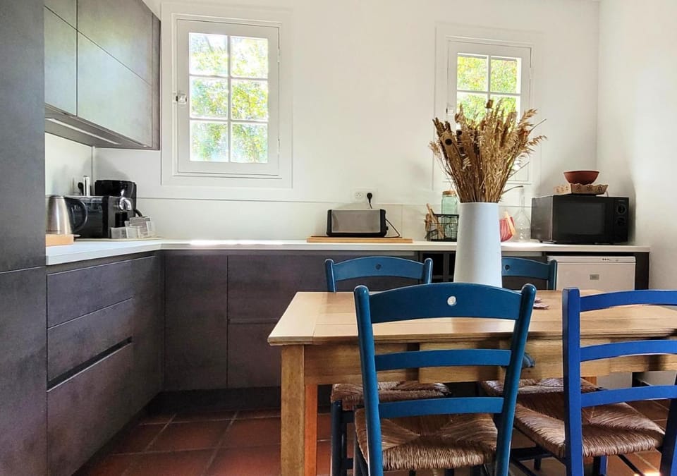 Coffee/tea facilities, Kitchen or kitchenette, Dining area, oven, stove, toaster
