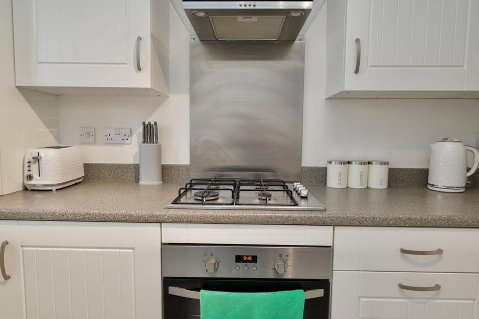 Coffee/tea facilities, Kitchen or kitchenette, stove, toaster