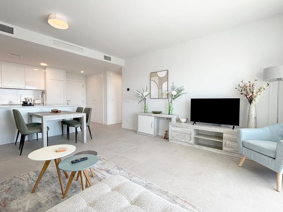 TV and multimedia, Kitchen or kitchenette, Living room, Seating area, Dining area