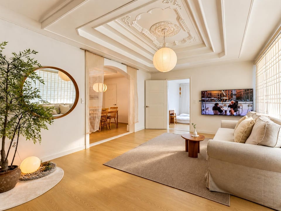New JAJA Haenggung, SuwonㅣNext to Hwaseong Fortress ㅣ 165 sqm Large SpaceㅣCozy Korean VibeㅣComfortable & Well-keptㅣUp to 16 guestsㅣ2 Free Parkingㅣ2 Bathrooms ㅣ Loved by many guests Apartment in Gyeonggi-do