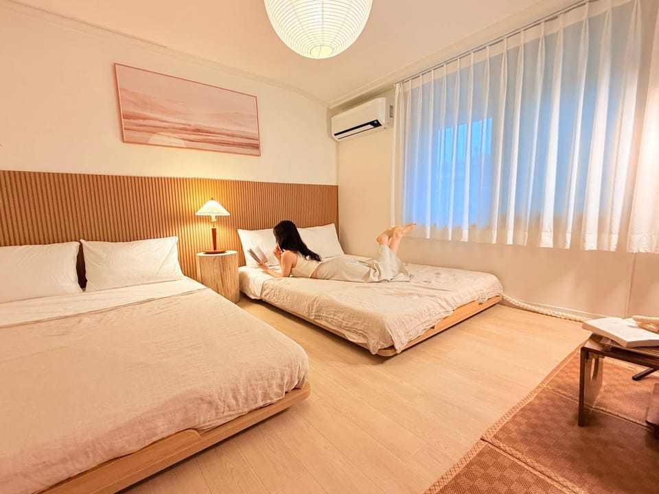 JAJA Haenggung, SuwonㅣNext to Hwaseong FortressㅣCozy Korean VibeㅣComfortable & Well-keptㅣUp to 8 guestsㅣFree ParkingㅣLoved by many guests Apartment in Gyeonggi-do