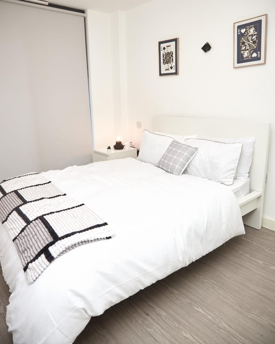 Photo of the whole room, Bedroom