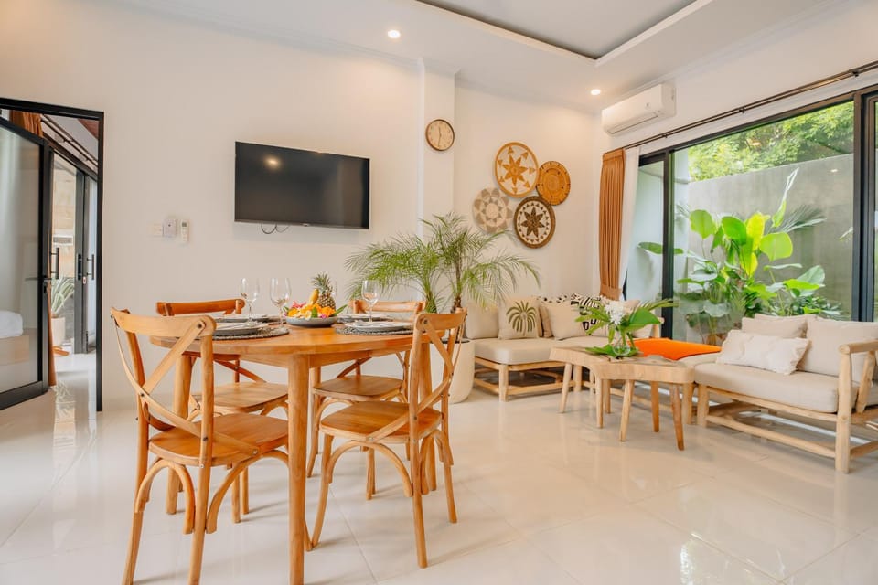 TV and multimedia, Living room, Seating area, Dining area