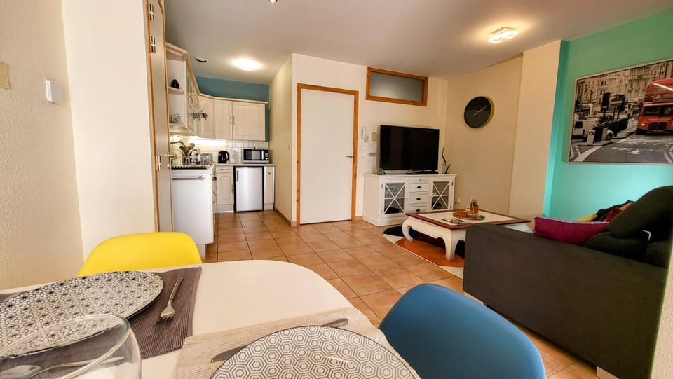 TV and multimedia, Living room, Dining area, stove