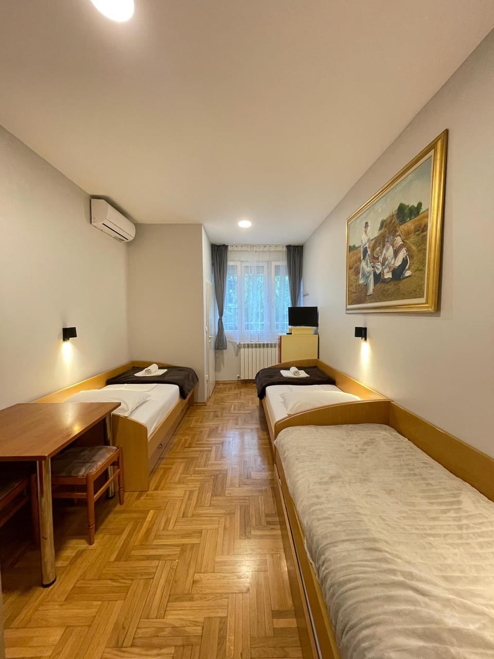Bed, TV and multimedia, Photo of the whole room