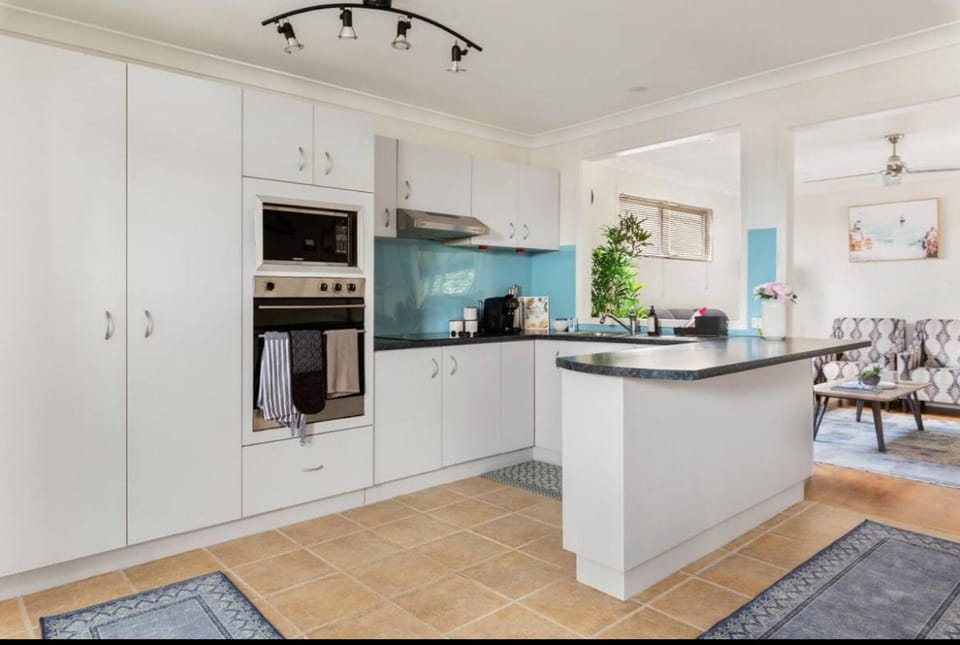 Coffee/tea facilities, Kitchen or kitchenette, dishwasher, microwave, oven, stove, toaster, kitchen