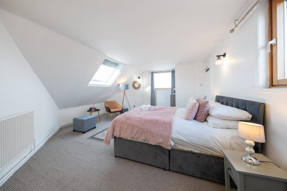 3 Bed Luxury Property in Chelsea, 2 King Size Bed, 1 Double Bed, ideal for families Apartment in London