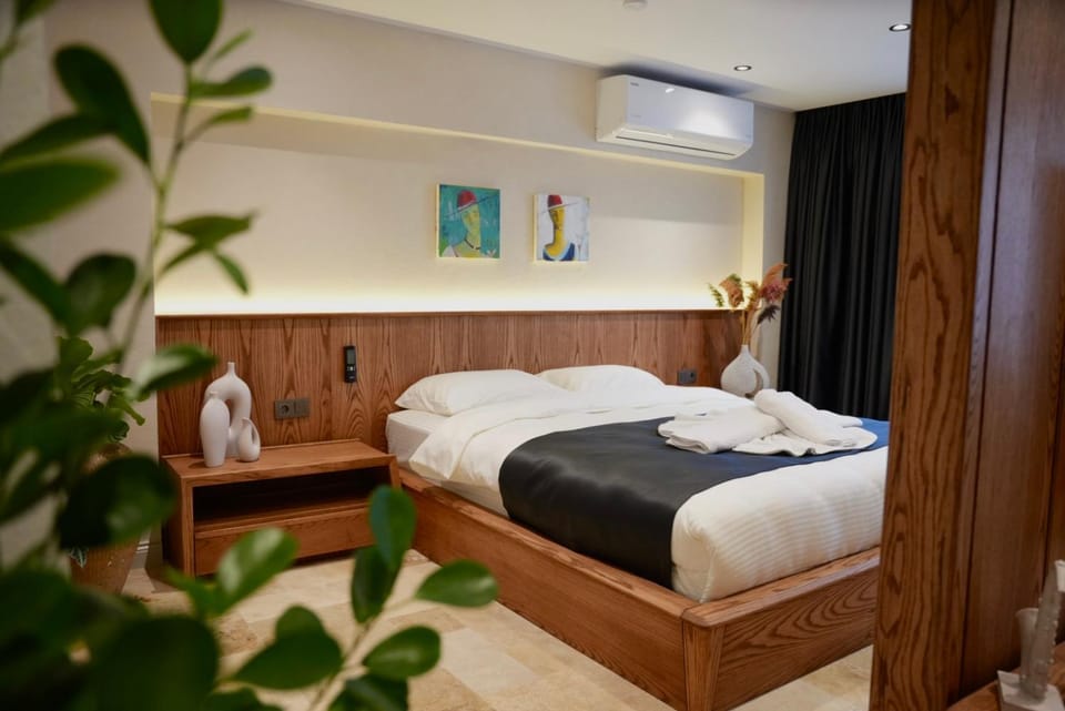 Bed, Day, Bedroom, towels
