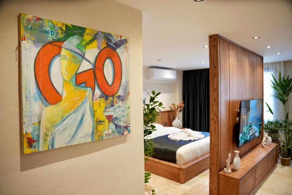 Bed, TV and multimedia, Decorative detail, Bedroom