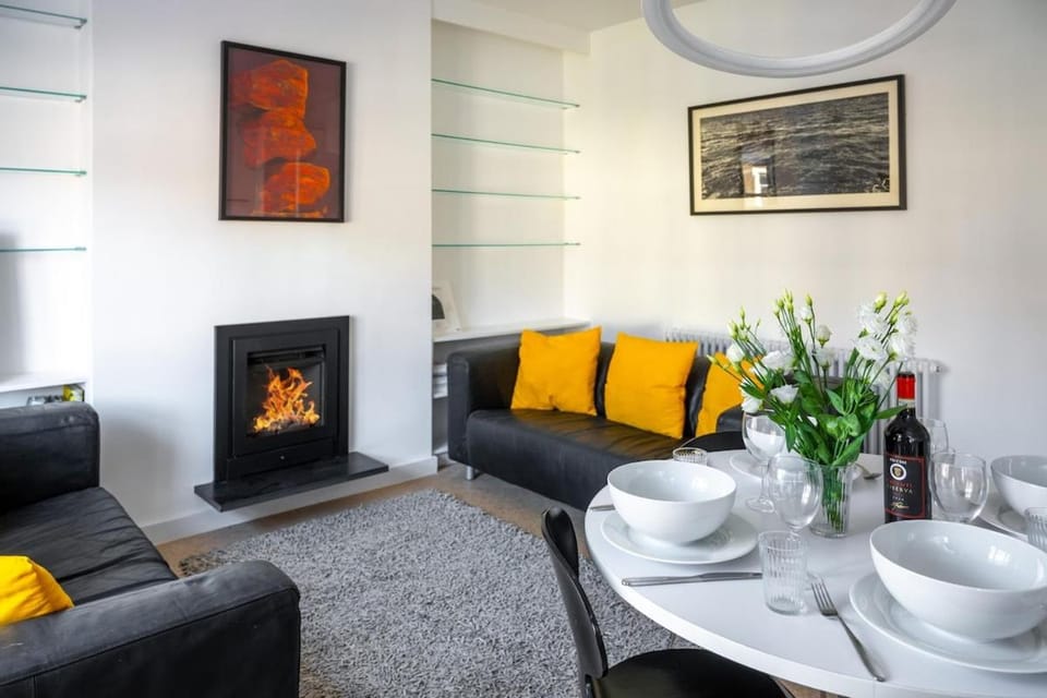 Seating area, fireplace