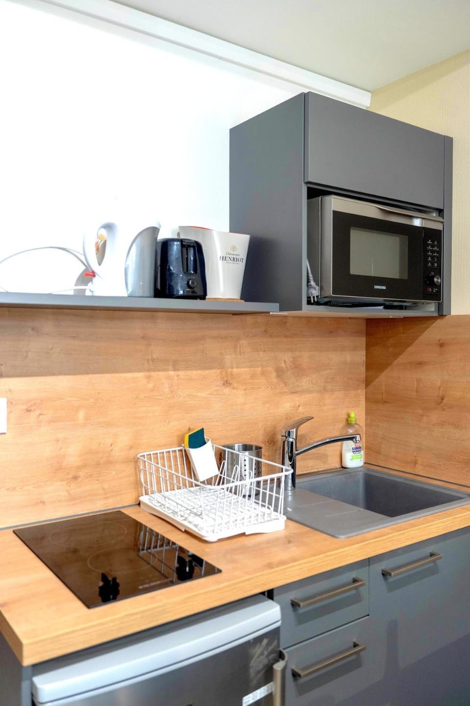 Coffee/tea facilities, Kitchen or kitchenette, stove