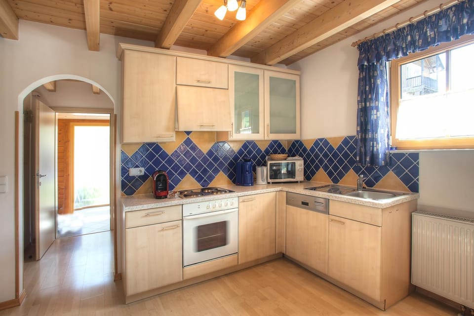 Kitchen or kitchenette, dishwasher, stove