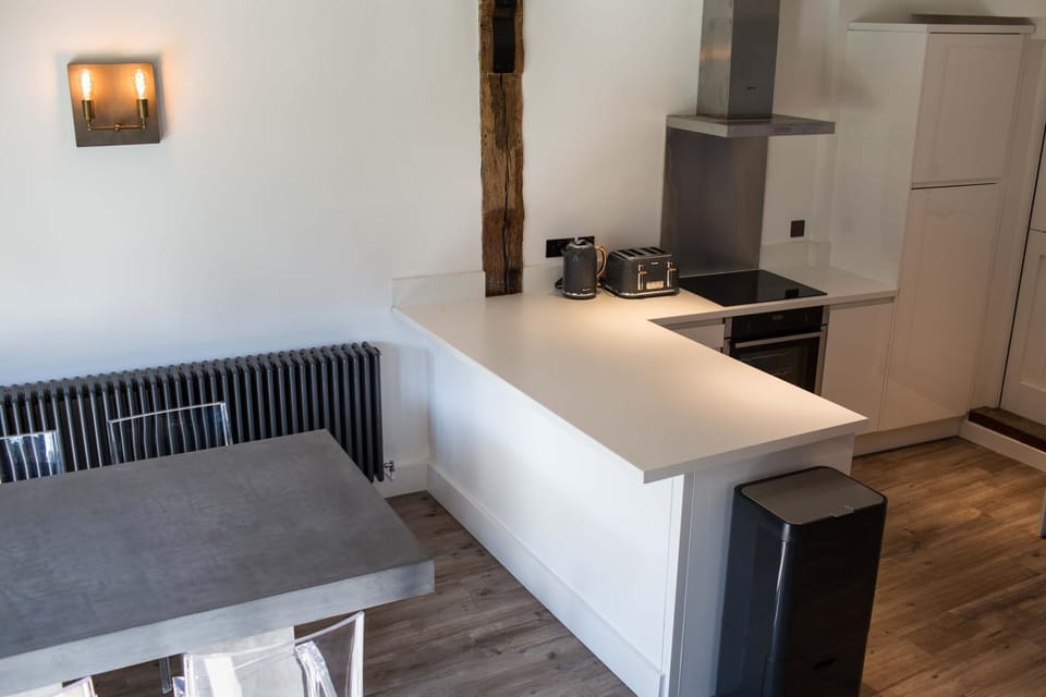 Kitchen or kitchenette, Dining area, oven