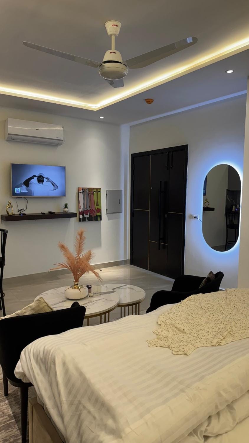 Luxe Studio Apt, Balcony, Self-Checkin, Gulberg Apartment in Lahore