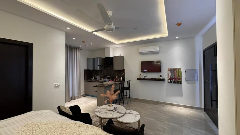 Luxe Studio Apt, Balcony, Self-Checkin, Gulberg Apartment in Lahore
