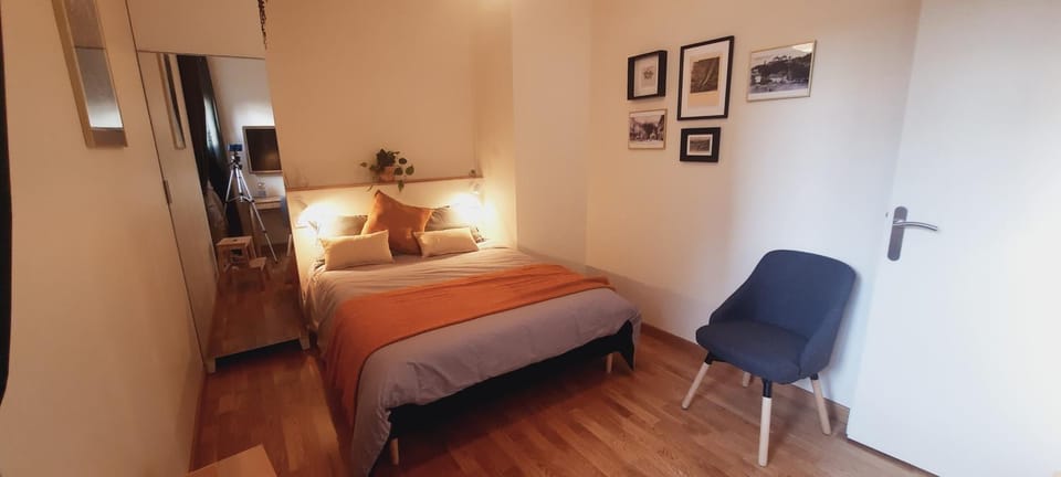 Photo of the whole room, Bedroom