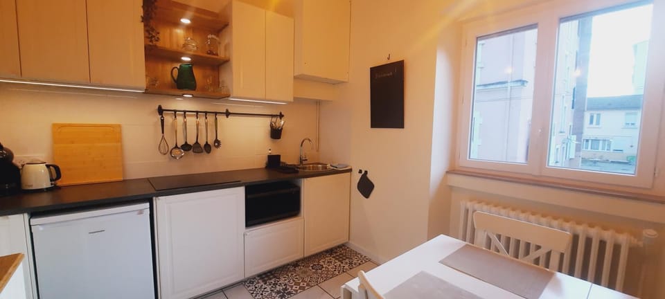 Kitchen or kitchenette, Dining area, oven, stove