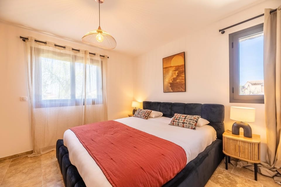 Photo of the whole room, Bedroom