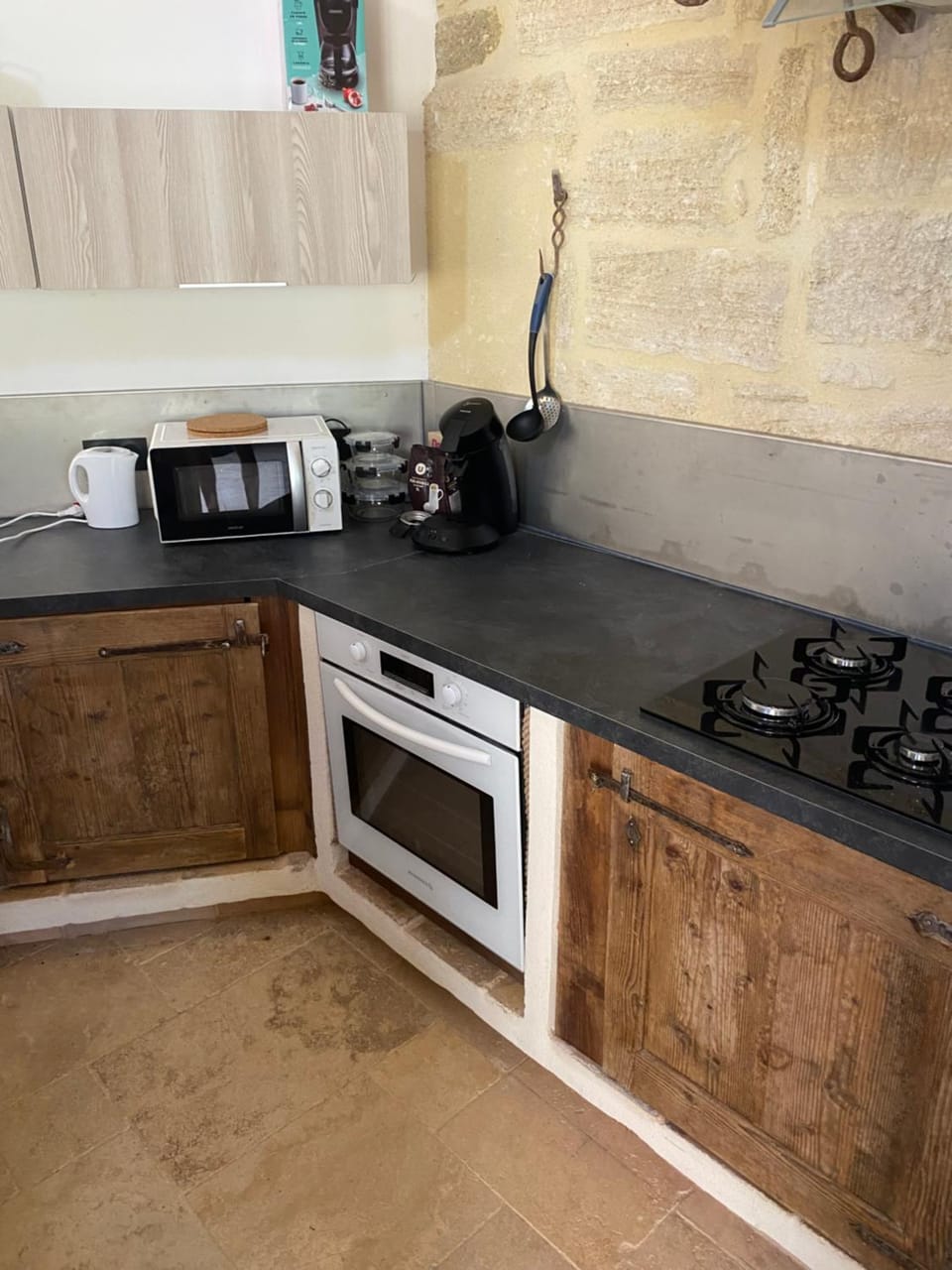 Coffee/tea facilities, Kitchen or kitchenette, stove