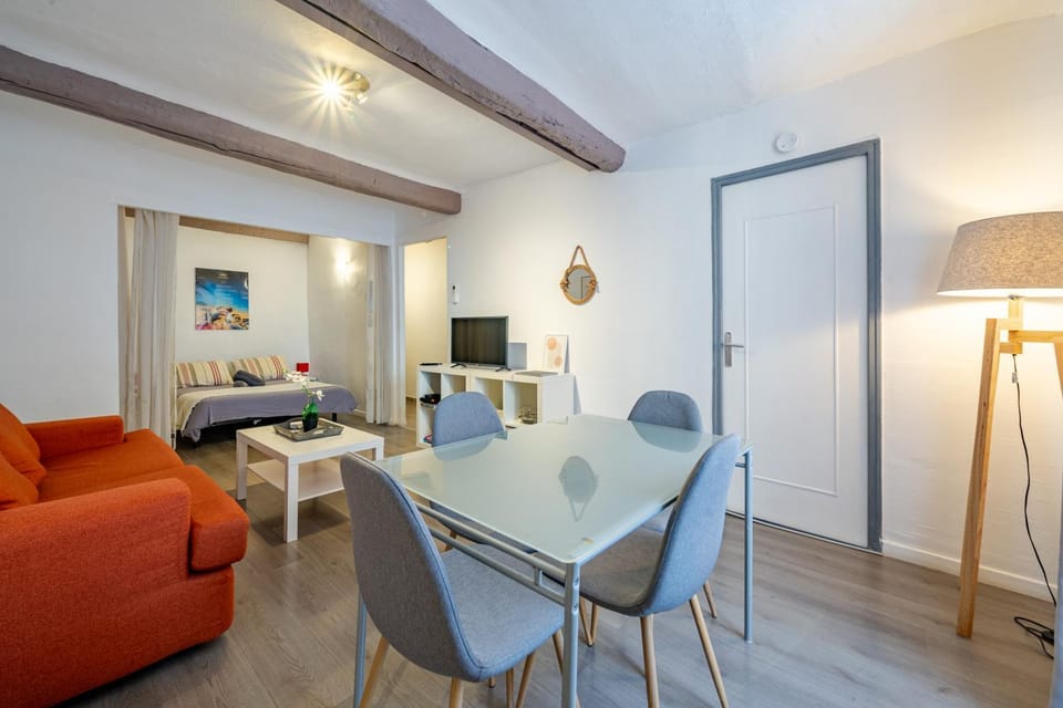 Bed, TV and multimedia, Living room, Photo of the whole room, Seating area, Bedroom