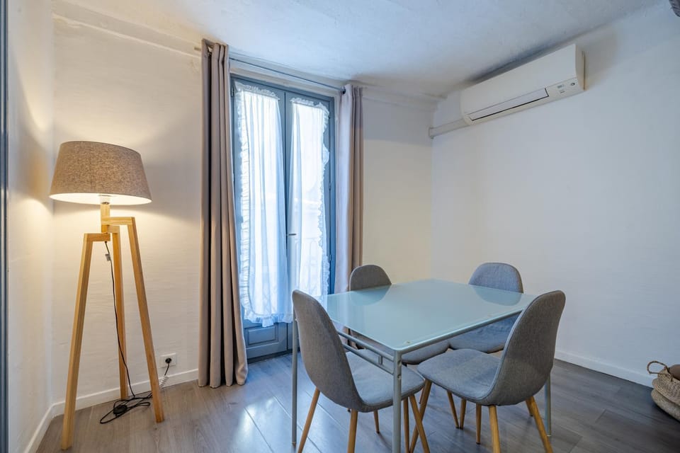 Seating area, Dining area, air conditioner