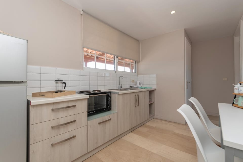 Kitchen or kitchenette, Dining area, oven, stove